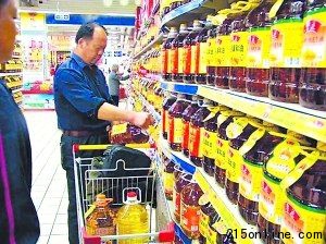 市民在選購食用油。 (資料圖片)