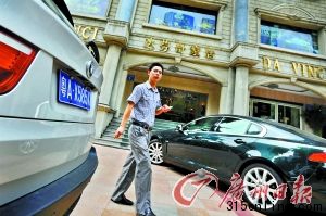 達(dá)芬奇店前豪車堵門。記者莫偉濃攝 達(dá)芬奇店前豪車堵門。記者莫偉濃攝