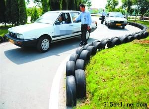 江西一駕校的教練帶領(lǐng)學(xué)員練車(chē)(資料照片)。新華社發(fā)
