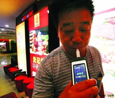 海底撈一位顧客在測(cè)試酒精含量。