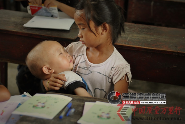 點圖查看下一頁 湖南留守女童帶弟弟上學邊聽課邊哄其睡覺(組圖)