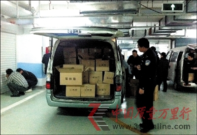 <b>▲警方在地下車庫內(nèi)攔截了送貨車輛。</b> <b>▲警方在地下車庫內(nèi)攔截了送貨車輛。</b>