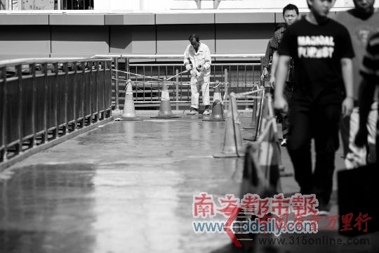 2011年11月1日上午,深鹽路的馬廟人行天橋正在進(jìn)行維修。南都記者趙炎雄/攝