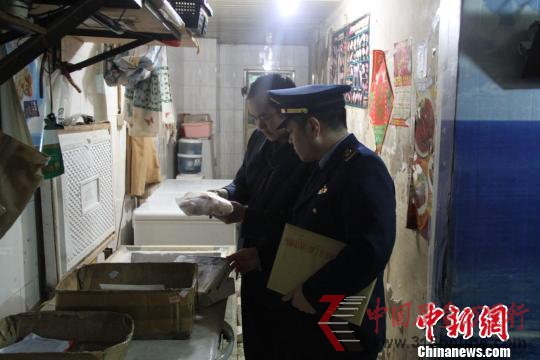 執(zhí)法人員在水產(chǎn)店內(nèi)檢查。 韓璐 攝 執(zhí)法人員在水產(chǎn)店內(nèi)檢查。 韓璐 攝