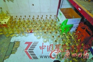 窩點內(nèi)查獲的空洋酒瓶。 窩點內(nèi)查獲的空洋酒瓶。