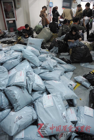 收件員忙著分揀快件,淘寶網“雙十二”活動,讓快遞行業再次受到考驗。