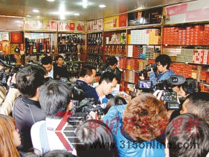 帶隊的楊劍昌表示,深圳相關條例規(guī)定,銷售假冒偽劣商品在15萬元以上,可追究法律責任;但在實際打假中,要得知是否能達到15萬元,只有查看賬本才知曉,可賬本并不能顯示商品的真?zhèn)危挥屑哟筇幜P力度,才能保證消費者的安全。