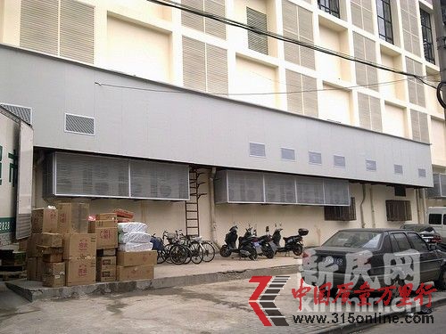 十多個空調(diào)機(jī)外機(jī)與冰柜壓縮器與小區(qū)僅幾米之隔。新民網(wǎng)記者卜春艷 現(xiàn)場回傳