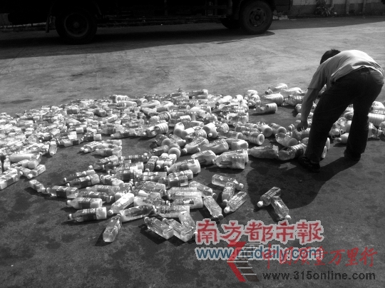 工廠將因為凝固而退貨的油瓶放在太陽底下解凍。 工廠將因為凝固而退貨的油瓶放在太陽底下解凍。