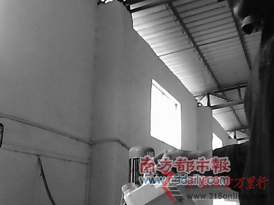 負責調油的小老板手里握著的便是花生油香精。 負責調油的小老板手里握著的便是花生油香精。