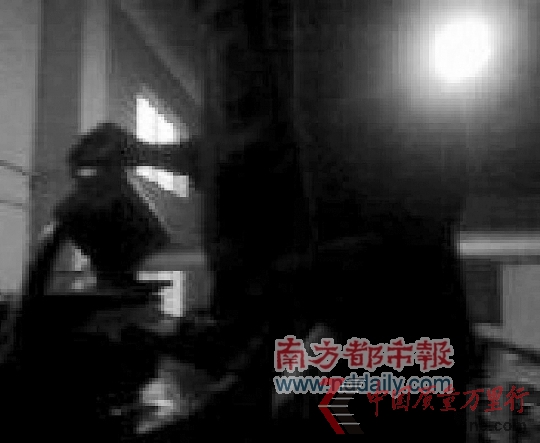 工廠小老板正在往調油罐里倒粗制棉油。 (暗訪視頻截圖) 工廠小老板正在往調油罐里倒粗制棉油。 (暗訪視頻截圖)
