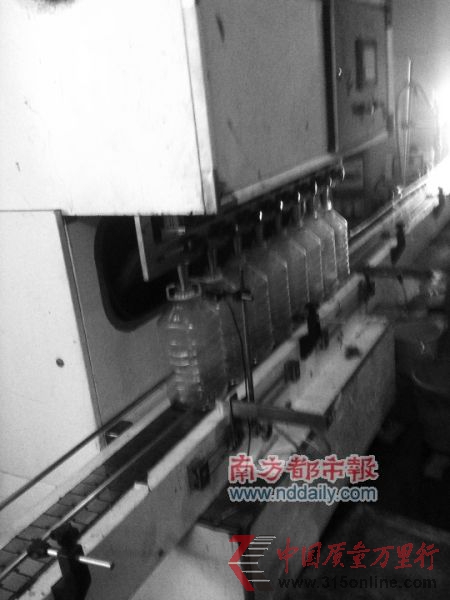 工廠里唯一的一套機器灌油設備,專灌大瓶的油。 工廠里唯一的一套機器灌油設備,專灌大瓶的油。