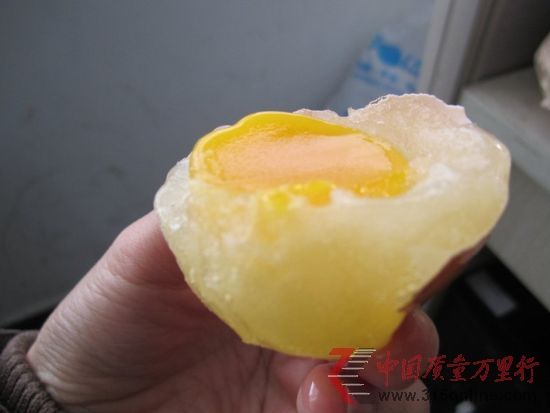 2012年01月09日,山東煙臺,煮熟的假雞蛋連蛋清也是黃的。 2012年01月09日,山東煙臺,煮熟的假雞蛋連蛋清也是黃的。