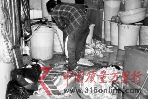 地上堆滿準備加工的豬肉