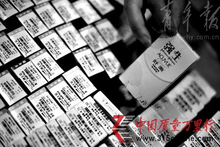在售的強生隱形眼鏡產品。 本報見習記者 丁嘉 攝