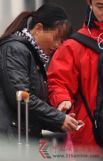 一位旅客在杭州火車南站給“吳大姐”100元后,被領進車站。 新華社 圖 一位旅客在杭州火車南站給“吳大姐”100元后,被領進車站。 新華社 圖