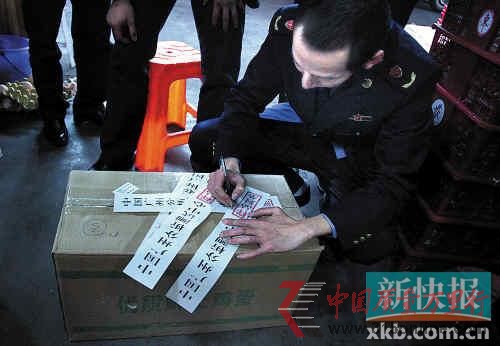 ■昨日上午,白云區(qū)工商執(zhí)法人員對蛋類批發(fā)市場進(jìn)行抽樣檢測。新快報(bào)記者 王飛/攝