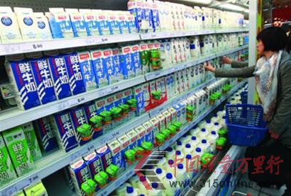用搭送贈品等方式促銷即將到保質期的鮮奶、酸奶等臨保食品,是超市的常見做法。 新華社圖片 用搭送贈品等方式促銷即將到保質期的鮮奶、酸奶等臨保食品,是超市的常見做法。 新華社圖片