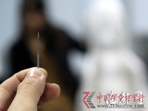 羽絨服內(nèi),藏了一根三厘米左右的針,扎傷她的背部 羽絨服內(nèi),藏了一根三厘米左右的針,扎傷她的背部