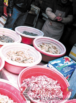 2月13日,天津王頂?shù)叹幼^(qū)無名路市場的攤販在售賣“注膠蝦”。新華社發(fā) 2月13日,天津王頂?shù)叹幼^(qū)無名路市場的攤販在售賣“注膠蝦”。新華社發(fā)