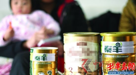 劉女士稱女兒就是喝了圖中的小罐奶粉出現(xiàn)嘔血 劉女士稱女兒就是喝了圖中的小罐奶粉出現(xiàn)嘔血