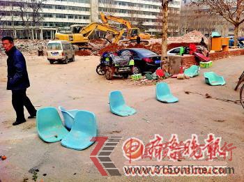 工地的入口處擺上了障礙物,不讓車輛再進(jìn)入工地停車。 本報記者 趙偉 攝 工地的入口處擺上了障礙物,不讓車輛再進(jìn)入工地停車。 本報記者 趙偉 攝