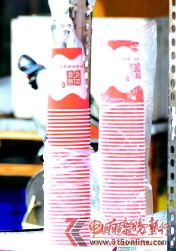 許多早點(diǎn)攤都在使用一次性紙杯。李巖松 攝