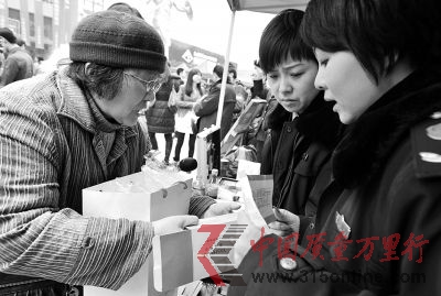 昨日上午,在江岸區(qū)舉行的3.15維權(quán)咨詢會上,一位老人正在投訴電視購物買來的問題化妝品。當(dāng)天,主題為“消費(fèi)與安全”的咨詢會共受理投訴咨詢400余起。記者 喻志勇 通訊員 高峰 攝通訊員 張鏑 國安 昕蕾 高峰