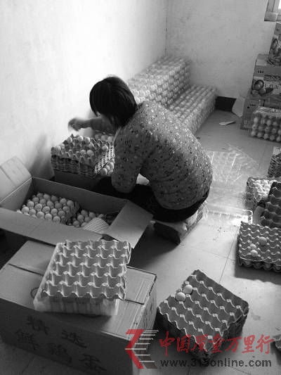 在“田老太”食品有限公司的“車間”內(nèi),一名婦女正在包裝粉蛋。劉暢攝