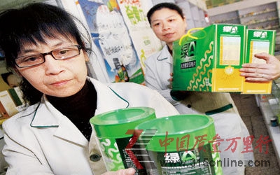 在白紙坊附近的金象大藥房內,工作人員上午開始下架被曝光的螺旋藻 攝/記者柴程