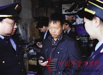 4月7日,新發地批發市場,執法人員檢查售“鬼秤”店鋪。 4月7日,新發地批發市場,執法人員檢查售“鬼秤”店鋪。
