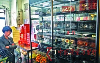 □街邊的殯葬用品店往往還充當(dāng)“一條龍”公司報(bào)料人的角色 □街邊的殯葬用品店往往還充當(dāng)“一條龍”公司報(bào)料人的角色