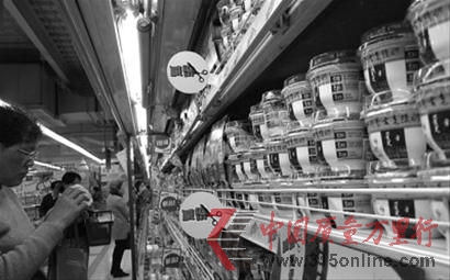 超市內(nèi)老酸奶排滿貨架 本版圖片均為晚報(bào) 何雯亞 現(xiàn)場(chǎng)圖片。