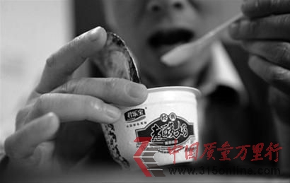老酸奶的成分成為公眾關(guān)注的焦點(diǎn)。