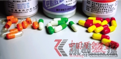 昨日,記者調查發現長沙幾大藥店均有銷售空心膠囊,而這些膠囊大部分來自紹興市新昌縣。圖/記者陳勇 昨日,記者調查發現長沙幾大藥店均有銷售空心膠囊,而這些膠囊大部分來自紹興市新昌縣。圖/記者陳勇