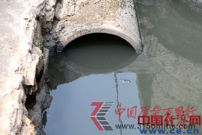 濟(jì)南達(dá)利廠區(qū)外橋下的污水口正向外排出灰黑色污水,污水中有大量懸浮物。 濟(jì)南達(dá)利廠區(qū)外橋下的污水口正向外排出灰黑色污水,污水中有大量懸浮物。