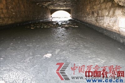 濟(jì)南達(dá)利的污水排出后形成的大片漂浮物。 濟(jì)南達(dá)利的污水排出后形成的大片漂浮物。
