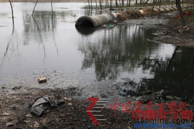 濟(jì)南達(dá)利在河道中另一個(gè)排口,河中的水已經(jīng)都變成了黑色。 濟(jì)南達(dá)利在河道中另一個(gè)排口,河中的水已經(jīng)都變成了黑色。