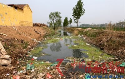污水從村民房子附近流過,污水中滿是生活垃圾。 污水從村民房子附近流過,污水中滿是生活垃圾。