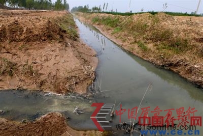 污水一路通過灌溉渠流淌,對(duì)農(nóng)作物危害嚴(yán)重,一直注入齊濟(jì)河。 污水一路通過灌溉渠流淌,對(duì)農(nóng)作物危害嚴(yán)重,一直注入齊濟(jì)河。