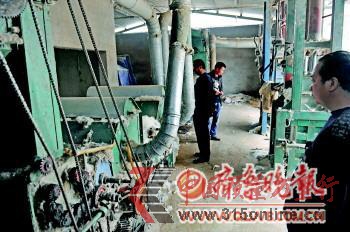 4月20日,執(zhí)法人員在檢查長清區(qū)潘村的再生棉加工作坊。 4月20日,執(zhí)法人員在檢查長清區(qū)潘村的再生棉加工作坊。