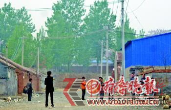 4月20日,執(zhí)法人員到作坊檢查,業(yè)戶們都停了工,關(guān)緊了大門。 4月20日,執(zhí)法人員到作坊檢查,業(yè)戶們都停了工,關(guān)緊了大門。