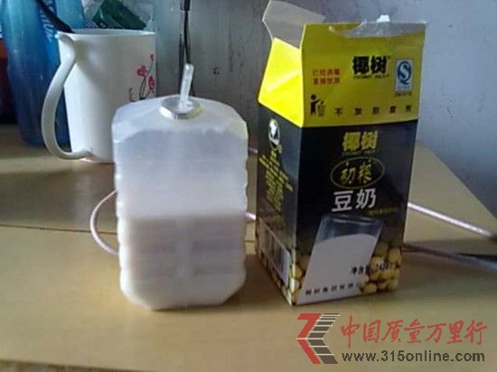 陳同學喝的椰樹初糧豆奶。