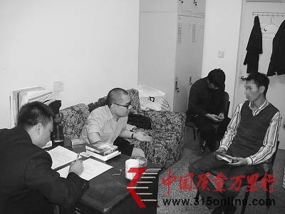 2011年10月12日,北京市藥品監(jiān)督管理局海淀分局的執(zhí)法人員在對一名涉案人員(右一)做筆錄。海淀藥監(jiān)供圖 2011年10月12日,北京市藥品監(jiān)督管理局海淀分局的執(zhí)法人員在對一名涉案人員(右一)做筆錄。海淀藥監(jiān)供圖