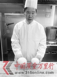 圖為:何培艷展示過量使用添加劑的饅頭(大)和傳統饅頭(小)的差別 圖為:何培艷展示過量使用添加劑的饅頭(大)和傳統饅頭(小)的差別