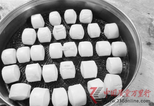 圖為:適量使用添加劑做出的饅頭,外觀上和正宗老面饅頭區別并不大 圖為:適量使用添加劑做出的饅頭,外觀上和正宗老面饅頭區別并不大