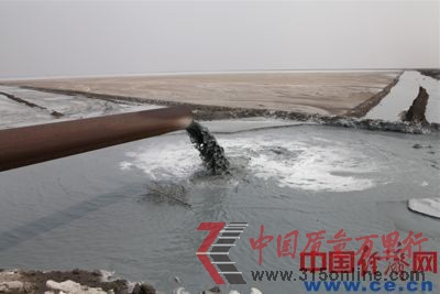 三友化工將灰黑色的廢渣廢液混合物抽到廢渣堆上進行沉淀。 三友化工將灰黑色的廢渣廢液混合物抽到廢渣堆上進行沉淀。