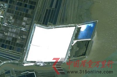 三友化工的廢渣堆占地約270萬平方米,面積相當于6400多個籃球場的大小,廢渣堆與渤海已經融為一體。(資料圖) 三友化工的廢渣堆占地約270萬平方米,面積相當于6400多個籃球場的大小,廢渣堆與渤海已經融為一體。(資料圖)