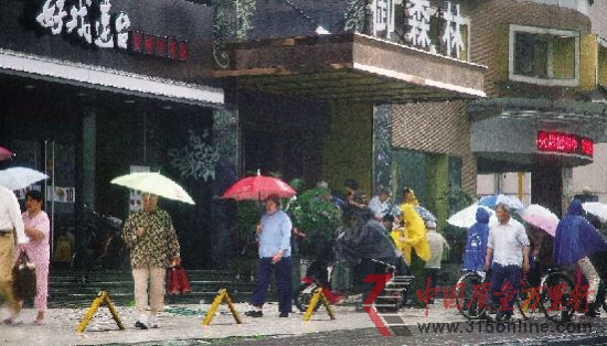 不少老人領著贈送的保健品從課堂里走出。