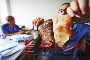 鹵豬耳的肉和軟骨被手撕開 鹵豬耳的肉和軟骨被手撕開